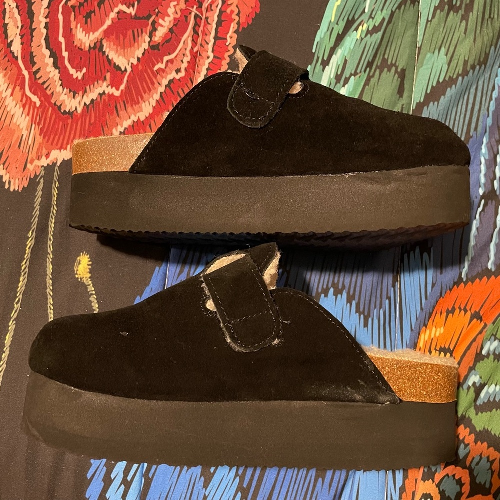 CUSHIONAIRE Platforms Suede Clogs! 🐑 - Picture 5 of 9